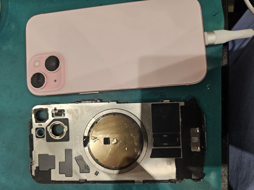 バッテリーが膨らんで背面が割れてしまったiPhone15を修理致しました【スマホ修理工房北千住マルイ店】
